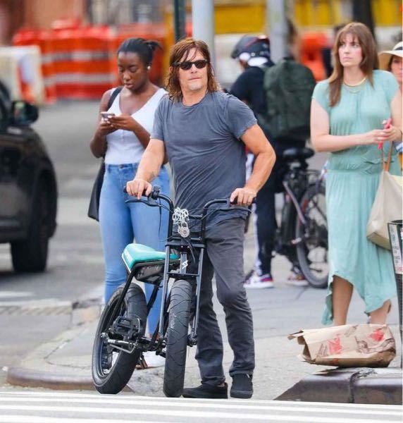 この写真でノーマン・リーダスが乗っている自転車はなんてやつですか？？