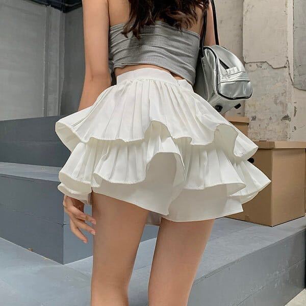こういうインナーパンツ？が見えたようなスカートの名前はなんていいますか？？ 韓国っぽいのか、日本のキャバっぽいのか、、。 こういう形のスカート？探してるんですけど、出てこなくて 教えてくれるとありがたいです。