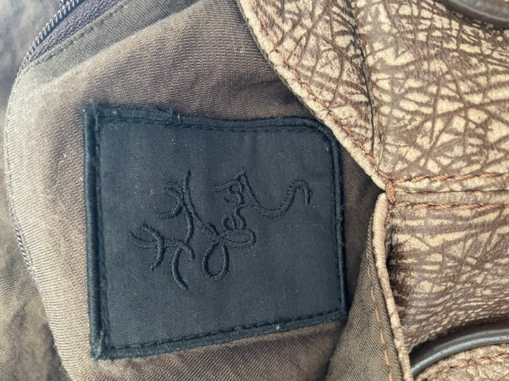 こちらのタグのバッグブランドをご存知の方おられますか？ インポートバッグでフランス製で羊革のようなのですが...宜しくお願い致します。