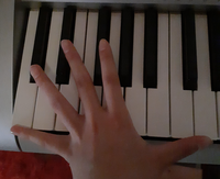 ピアノ弾いてる方、お願いします。
これって、9度届いていますか？
指を180度広げてギリギリ届くか届かないかでショックなのですが、他に届かせる方法はありますか？ 