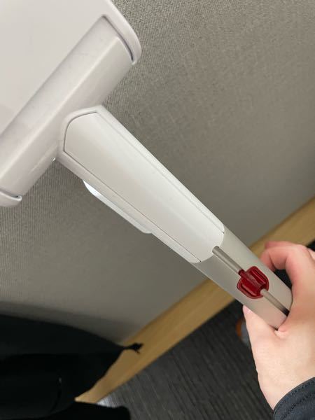 ダイソンの掃除機について質問です。 - 充電コードを通す前に蓋を閉め