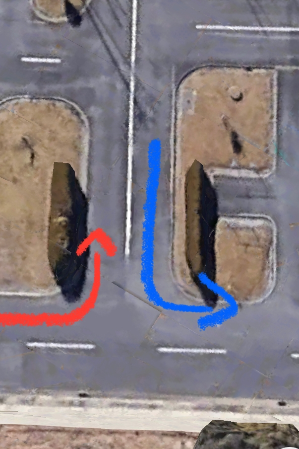 写真の場合、2台の車が同時に青色左折する際赤色左折する際は青色左折少し発進するの待ったほうがいいでしょうか？？