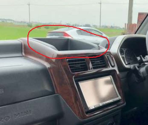 これはパジェロミニの車内ですが、赤丸の所にカーナビを移動させて設置することは可能なのでしょうか？車検は通りますか？