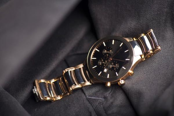ネット記事か何かで出てきたこの時計が素敵で、手が届くものであれば購入したいなと思うのですが、何というメーカーのものかお分かりになる方いらっしゃったら教えて下さい。よろしくお願い致します。