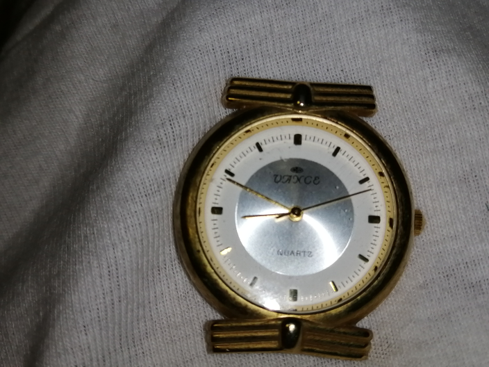 画像の文字(ブランド・メーカー)を教えてください。 自分では解読できないので、お願いいたします。 この画像は腕時計です。 裏面に made in PRC.と刻印されています。