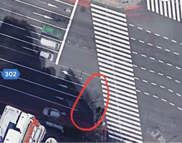 画像赤丸の部分での車線変更について 横断歩道と白実線の間ので何も書かれていないませんが車線変更はしても良い所なのでしょうか？それとも違反になりますか？ 自分でも調べてはいますがイマイチわからな...