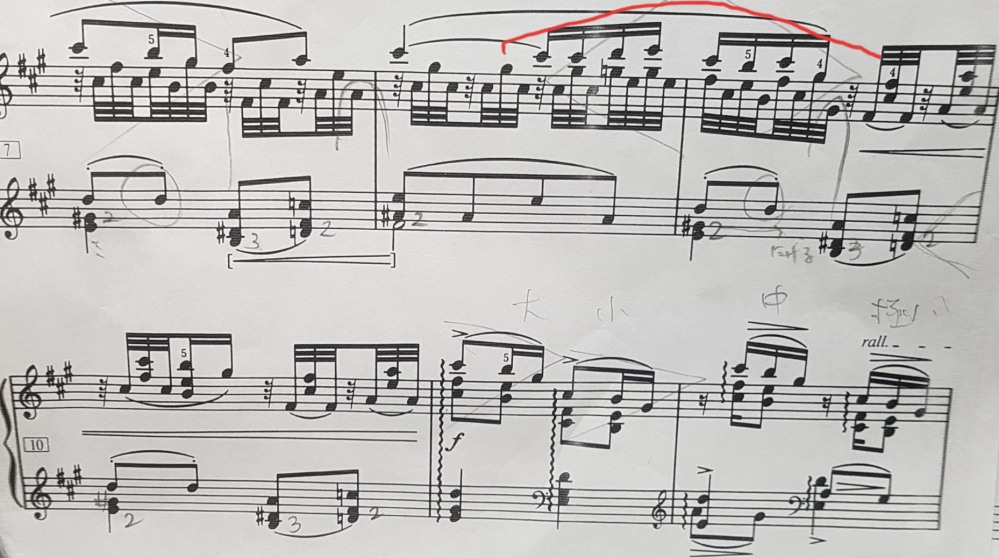 ラヴェルのソナチネ1楽章で弾きにくいところがあり困っています。 楽譜を載せますが、8～9小節の右手のソプラノメロディを歌う部分です 手は小さく、めいいっぱいに開いてオクターブが白鍵は端から掴め、がんばって9度がものによってはギリギリ取れるくらいです。 この部分はゆっくりならメロディを歌えるのですが、テンポをあげるとかなり厳しく歌おうとすると内声が抜けてしまいます。 今仕上げ段階で、思いつく練習はすべて試しましたが、ここだけ上手くいきません。 楽譜はいろいろ検討段階で書き込んでますが、実際ポジションは、6小節目～1ページまでは右手がすべて上、左が下、もとの楽譜のとおりに左右の配分をして弾いています。 左右の配分やポジションなど、何か変えたほうがよさそうでしょうか? レッスンが一時休止状態で、1人で困っており弾いた方の意見を伺おうと思い投稿しました。