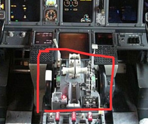 ボーイングの運転席ですが、離陸すると写真の赤枠のところがクルクル回っているのを動画で見ました。あれはなんで回っているんですか？