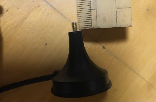 この端子の名前分かりますか？電波を受信するためのアンテナについてた端子です。直径は約2.5mmです。