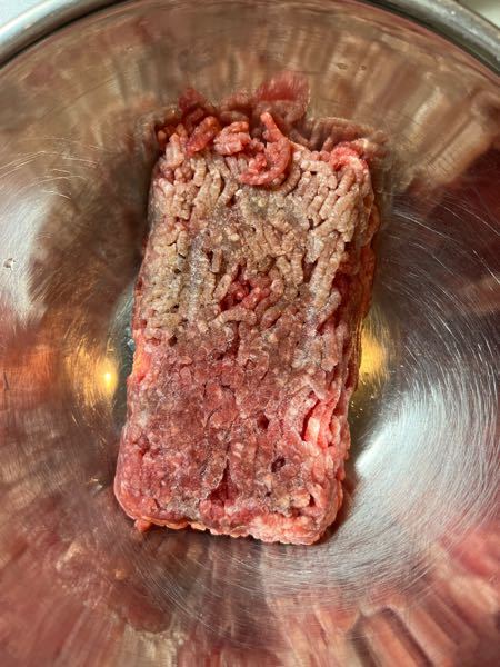 消費期限が4/29までの冷凍した合い挽き肉での写真なのですが、いけますか？茶色い部分が気になります。 匂いは普通のひき肉っぽい匂いです。