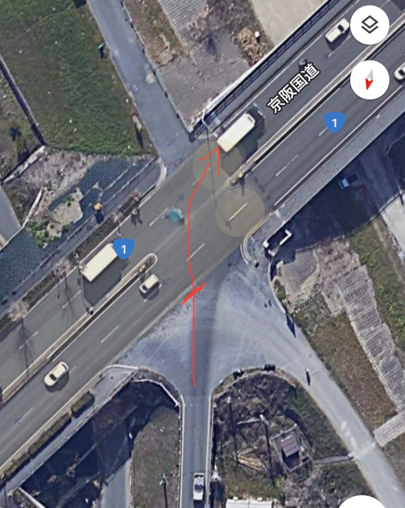 国道に合流をする時なのですが、写真のように右折するのは非常識ですか？ 問題ない場合は、赤線横棒の所で待てばいいでしょうか？