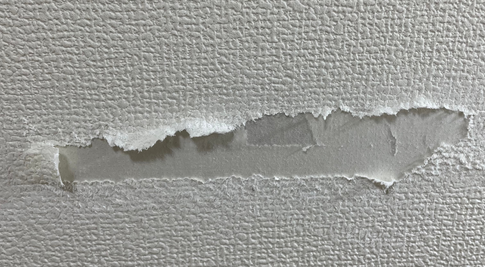 緊急です 壁にマスキングテープを貼っていたのですが剥がしたら壁が剥がれてしまいました。修復不可能ですかね？よろしくお願いします。