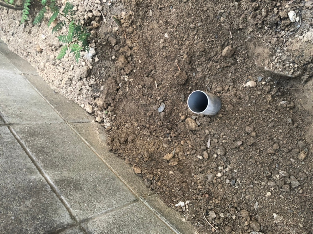 中古の戸建てを購入したら庭に塩ビのパイプが上に向かって埋めてありました。周りを掘ってみると排水管につながっていて抜けません。中には土が少し溜まっています。これは何のためにあるかわかりますか？ 中は詰まったままでいいのでしょうか？