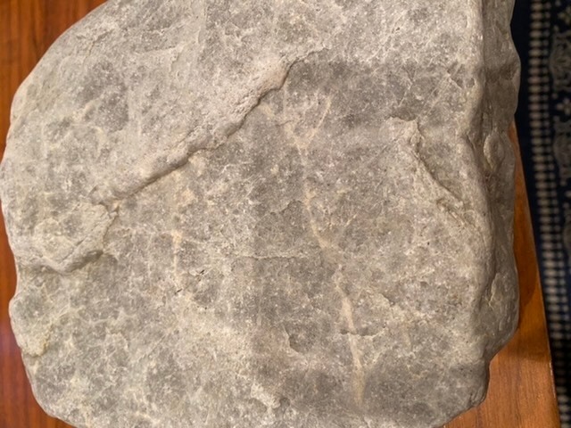 川で拾った石なんですが、これって翡翠なんでしょうか？ 詳しい方教えてください！ 宜しくお願いします。