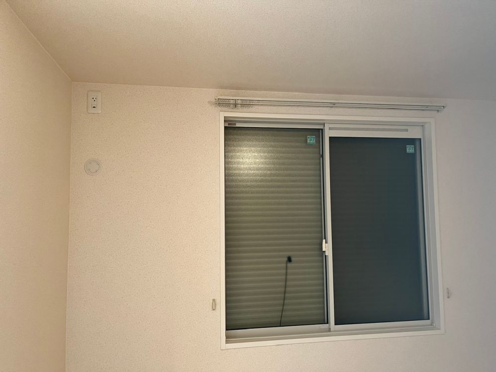 賃貸で契約したマンションですが、エアコンの設置についてわかる方がいればお伺いしたいです。 写真の通り壁の幅が狭く、ダクト穴から窓側の幅が60センチしかありません。 この場合の設置可能なエアコンの幅は何センチまで可能でしょうか。