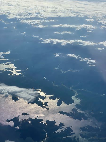 飛行機からの写真です。 成田空港から那覇空港行きの途中です、どこだか分かりますか？ いつも静岡まではなんとなく分かるんですが、すぐ分からなくなります。 入江？の形が独特です。