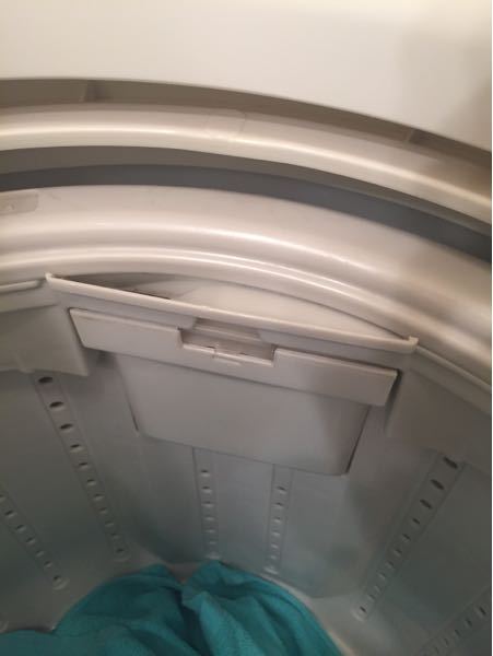 至急回答もとめる 縦型洗濯機を使う際、液体洗剤はこの写真の小さな箱から入れるのでしょうか？