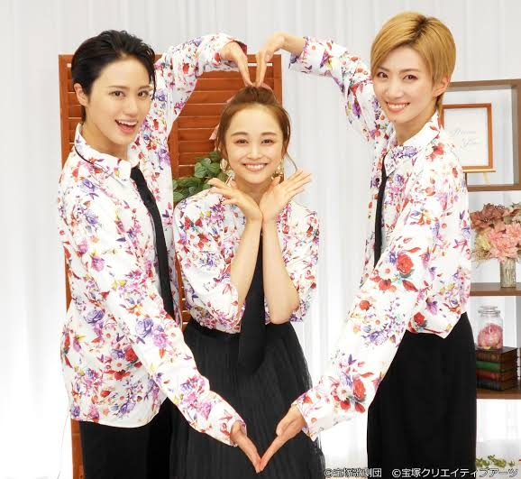 #宝塚歌劇団 御三方の着ている服はどこの服ですか？？ とても可愛くて欲しいなと思いました