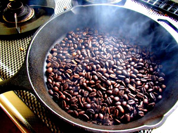 タバコとコーヒーの害の違いについて疑問があるので質問です。 タバコの害はニコチンではなくタール(煙の主成分の炭素)ですよね。 コーヒーのほうは豆を煎ってミルしてお湯でろ過するわけですが、コーヒーの黒色成分も豆を煎った時の焦げた炭素ですよね。 つまり炭素を肺に入れるか胃や腸に入れるかの違いだけのような気がするんですけど、実際のところコーヒーの出汁の炭素と、タバコの煙(炭素)と、どちらが健康に悪いんですか？ よく違法ドラックの毒性比較で、『コーヒーより害は無い』ってよく耳にしますが、実際のところどうなんでしょう？