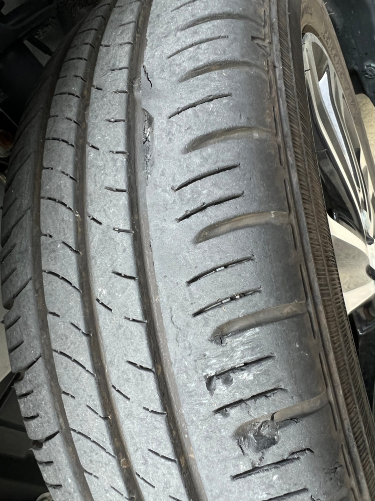 タイヤを縁石にぶつけてしまい、トレッド面に傷をつけてしまいました。 ご覧のようにパターンの一部が欠けた状態となってます。 空気の漏れは無く、ワイヤーも見えない状態なのですが、やっぱり交換したほうが良いのでしょうか？