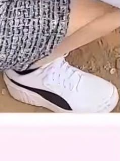 このスニーカーの特定をお願いします！！ NiziUのミイヒちゃんが履いているものです。 画像検索したのですがPUMAにそっくりだなって思ったのですがラインの上にロゴが入っているものしか見当たりま...