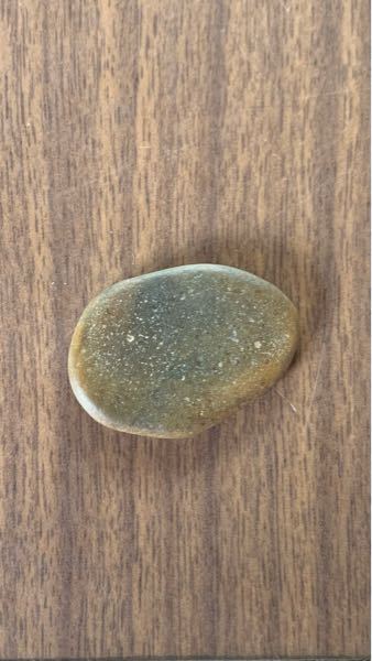 祖父が山で拾った石です。 どんな種類の石なのでしょうか？ 画像は分かりづらいのですが、 平べったくてつるつるしています。
