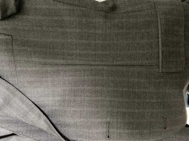 スーツを購入しましたが、上着に仕付け糸のような線が2箇所ありました。 これは普通なのでしょうか？