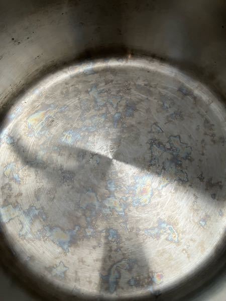 まだ比較的新しい鍋なんですが、洗うと底が変色？していました。 どうすればいいのでしょうか？