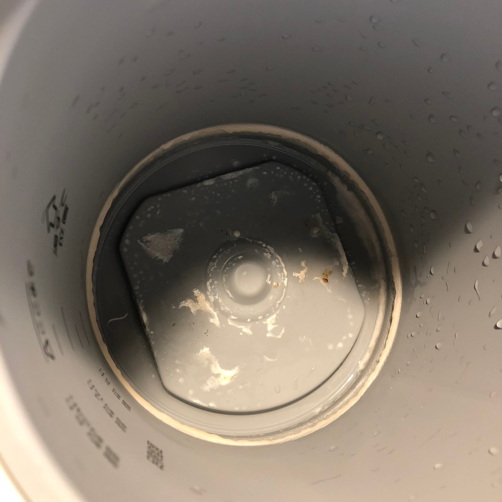 象印の加湿器ポットの中に白い塊が出来てしまいクエン酸で洗浄したのですがなかなか取れないしぶとい汚れがあります。スポンジで擦っても取れません。 良い方法はないでしょうか？