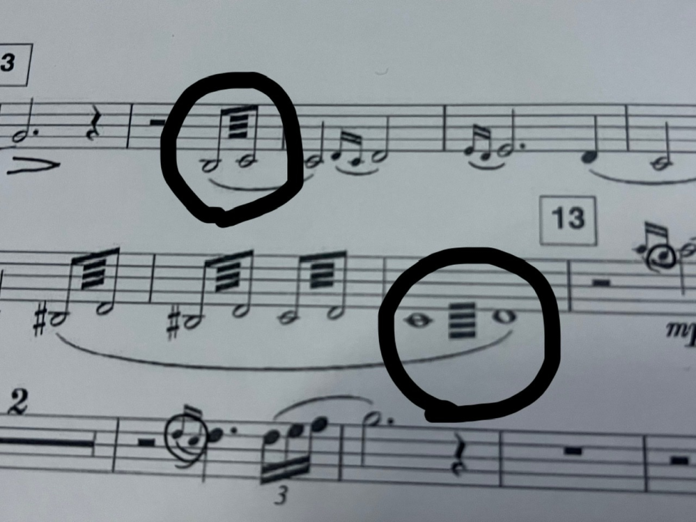 クラリネット吹いています。 この記号はどのように演奏するのでしょうか？ 今まで見た事がなく、分からないので 知恵をお貸しください。 よろしくお願いします