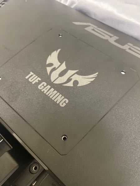 ASUS TUF Gaming VG249Q1Aを購入してモニターアームを付けようとしたのですが、ゴム栓を取っても蓋が開かず、開け方が分かりません。