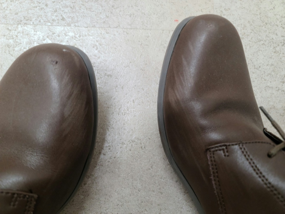 写真のような革靴のスレ傷はどのような物で磨けば消えますか？