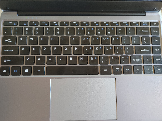 この写真のキーボードでアンダーバーを打ち込むにはどうすれば良いでしょうか。ひらがなの「ろ」のキーはありません。 ついでに、日本語、英語入力の切り替えキーもないのですが、どのようにすれば良いでしょうか。
