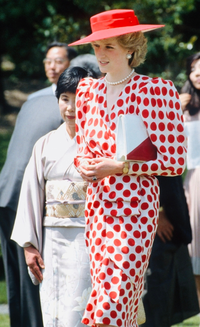 日本人て西洋人を目の前にすると、どうして着物を着たがるのでしょうか？
 日本の着物自体、中国の唐様式なのに。 
