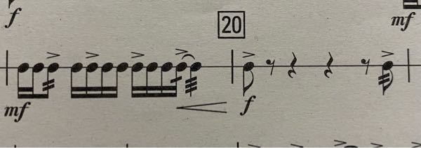 「エリザベート」のスネアの楽譜です。 斜線が1本、2本、3本のものが出てきているんですがそれぞれどのように演奏するのでしょうか。