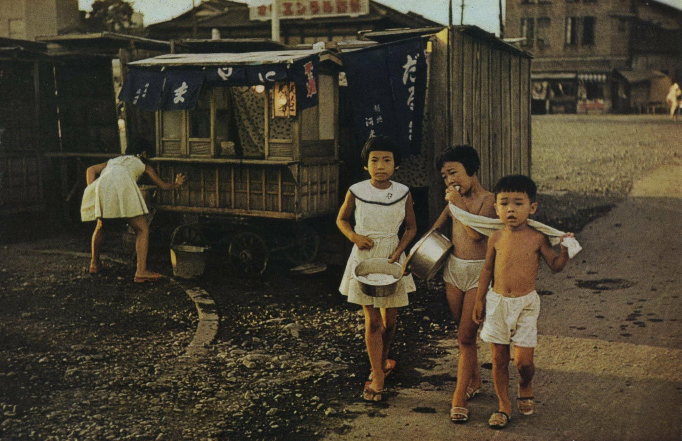 写真は昭和32年（1957）に雑誌・アサヒカメラに掲載されたもので、京都の七条通りの風景です。 左の女の子は蕎麦屋の屋台の準備をしていて、左の子供たちは金だらいとタオルを持っていて、恐らく風呂屋の帰りか行きの道中でしょう。女の子までもがパンツ一丁で、今おなじ格好で外をぶらついたら大問題になるでしょうね。 私はもっと後の時代に子供でしたが、それでも川遊びの帰りは普通に素っ裸でうろついていたし、夏場で暑いときはパンツ一丁で外遊びをしていました。 しかし不審者に襲われたりしたことはただの一回もありません。 今は昔に比べてロリコンが増えたのでしょうか？子供が裸んぼになってギャーギャー騒ぐのはおかしいと思うのですが、、、