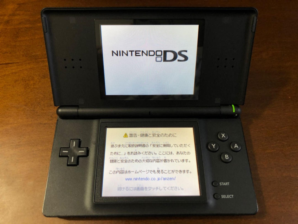 中古でDSliteを買いました。少し下の液晶が黄いのですが尿液晶なので