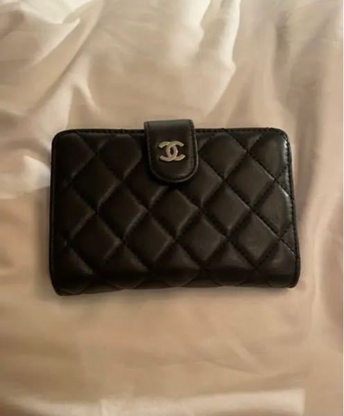 CHANEL 財布 これは本物ですか？偽物ですか？ 調べても出てこないのですが 本物にこのようなデザインの財布は そもそもないのでしょうか。 教えてください、よろしくお願い致します。