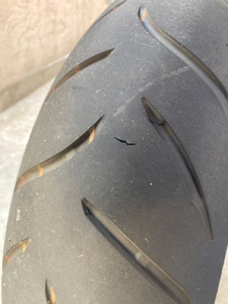 大至急回答お願いします。バイクタイヤに5ミリほど深いキズ、亀裂がで 