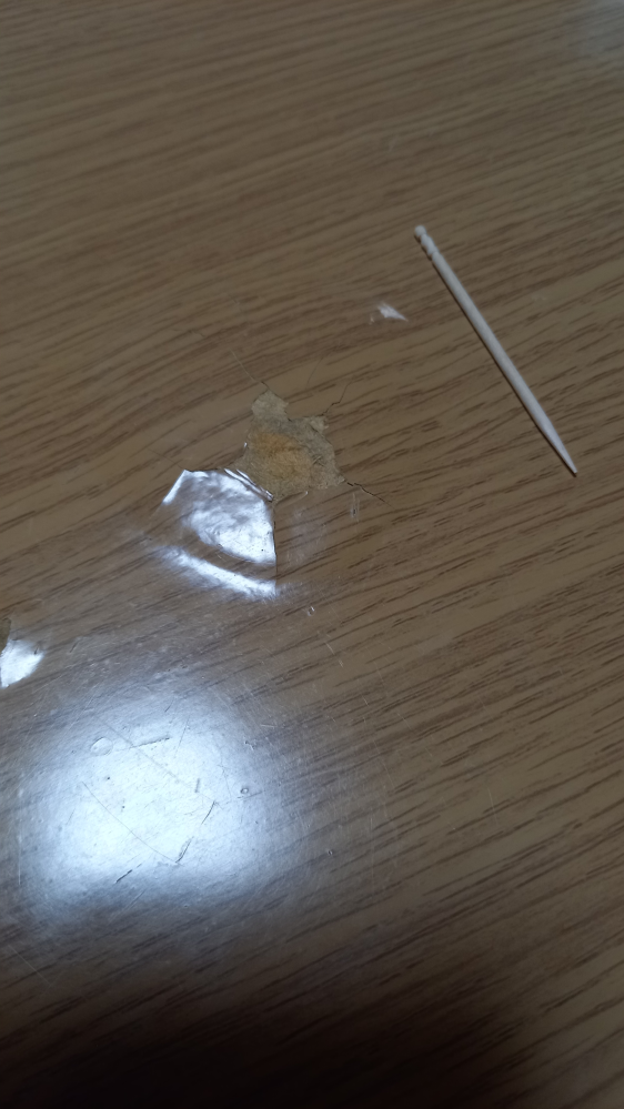 テーブルの天板のボコボコもう15年近く使っているテーブルで、キズから 