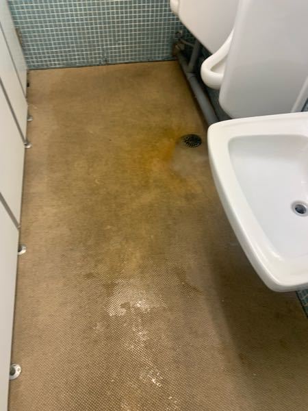 会社のトイレの床が汚くて、綺麗にしたいのですがこのような汚れにはどんな洗剤を使えばいいですか？