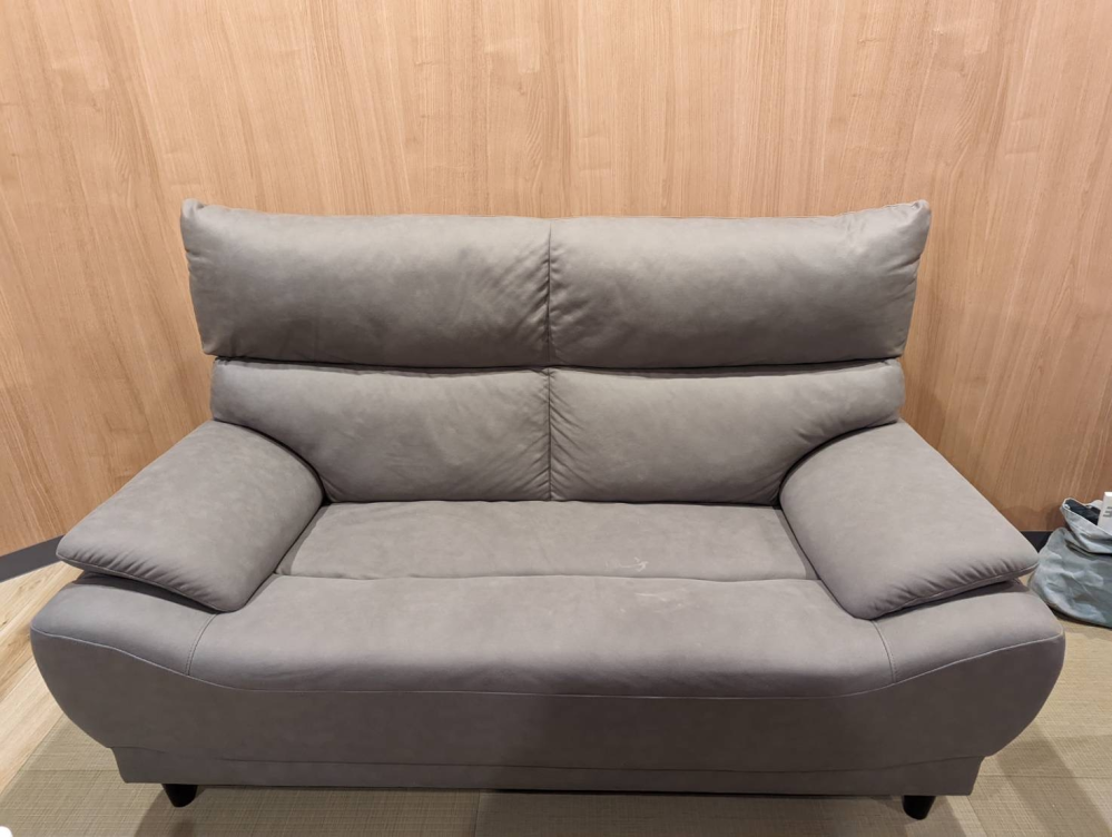 このソファーはどこのメーカーですか？ このソファーのようなもので、リクライニングなど機能がついているものがあれば教えてください。