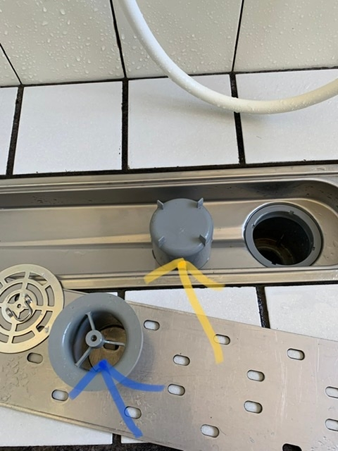 お風呂場の排水溝について 質問です。 画像の黄色い矢印部分はなんというものでしょうか？ 取らづらくて取っていなかったのですが 頑張ったら取れました。 取っていいものでしょうか？ 部品を全部取った排水溝の中を初めてみました。 部品を全て取った排水溝にカビハイターやパイプユニッシュして大丈夫でしょうか？ また、青色矢印のこの部品は何でしょうか？ 沢山質問してしまい、すみません。 古いタイプの排水溝なので合ってるか合ってないか分からず、、 詳しい方教えて頂きたいです。
