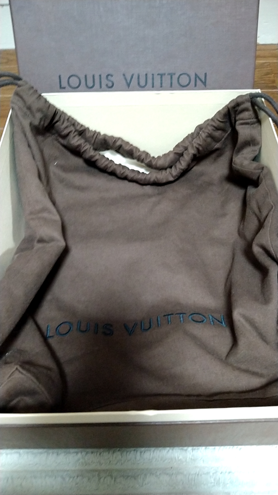 教えて下さい。ルイ・ヴィトンの保存袋ですが、こげ茶色のものはありますか？ 2016年に釜山ロッテ免税店で購入のバッグについていたものらしいです。LOUIS VUITTONのロゴの部分は刺繍になっ...