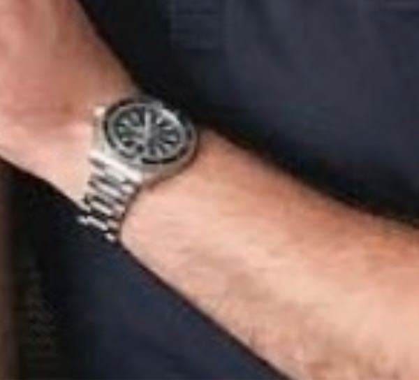この時計は何でしょうか？ とても分かりにくいですが…この時計はどこのものかわかりませんか？
