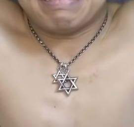 しばゆーがたまーにこのユダヤ教のマークのネックレスを付けてると思うんですけど、しばゆーってユダヤ教に入ってたりするんですか？それともアクセサリーとしてですかね？
