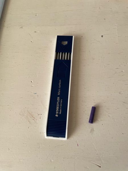 このタイプの2mmのシャープペンシルの芯の開け方が分からないので誰か詳しい人がいたら教えてくださいm(_ _)m