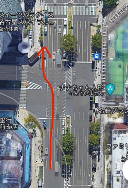 交差点内での進路、車線変更禁止について 名古屋市中村区名駅南の交差点(笹島)でこのような道路があります。 直進レーンから左折レーンに入るには必ず交差点内で変更をしないと不可能ですが、このような場...