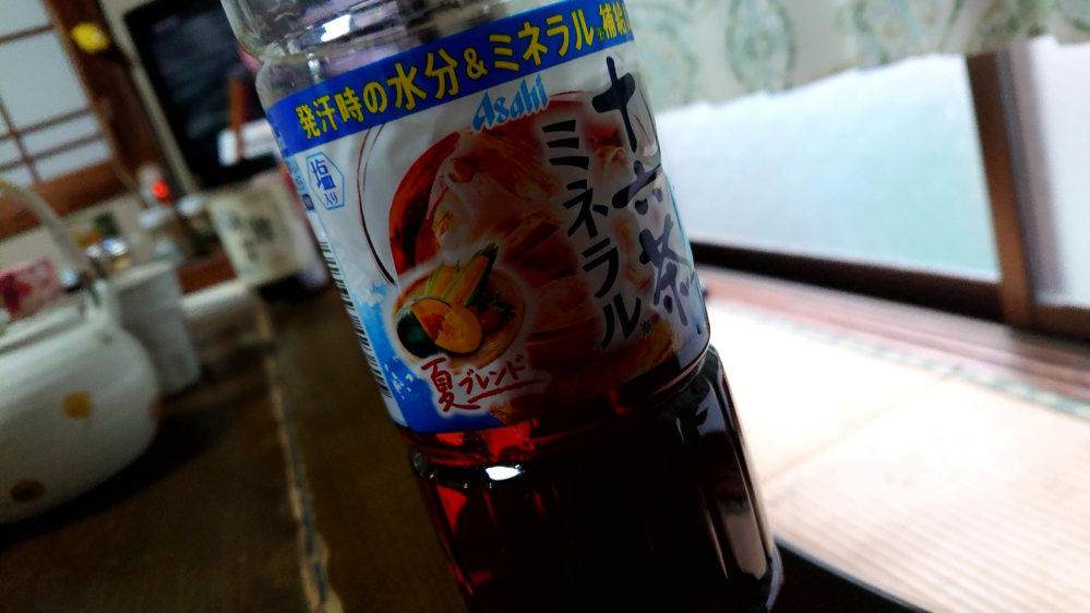 Asahi飲料から、塩入りの十六茶ミネラル夏ブレンドが新発売。 買って飲みましたが、非常に美味。 夏場は、熱中症対策で、麦茶に塩をひとつまみ入れて職場に持って行ってます。 塩入りの飲料水はマズ...