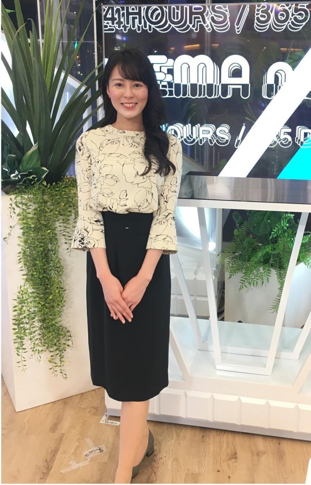 判りません。 写真のように、元山形テレビアナウンサー 井澤愛巴は衣装 トップス タイトスカートですか？
